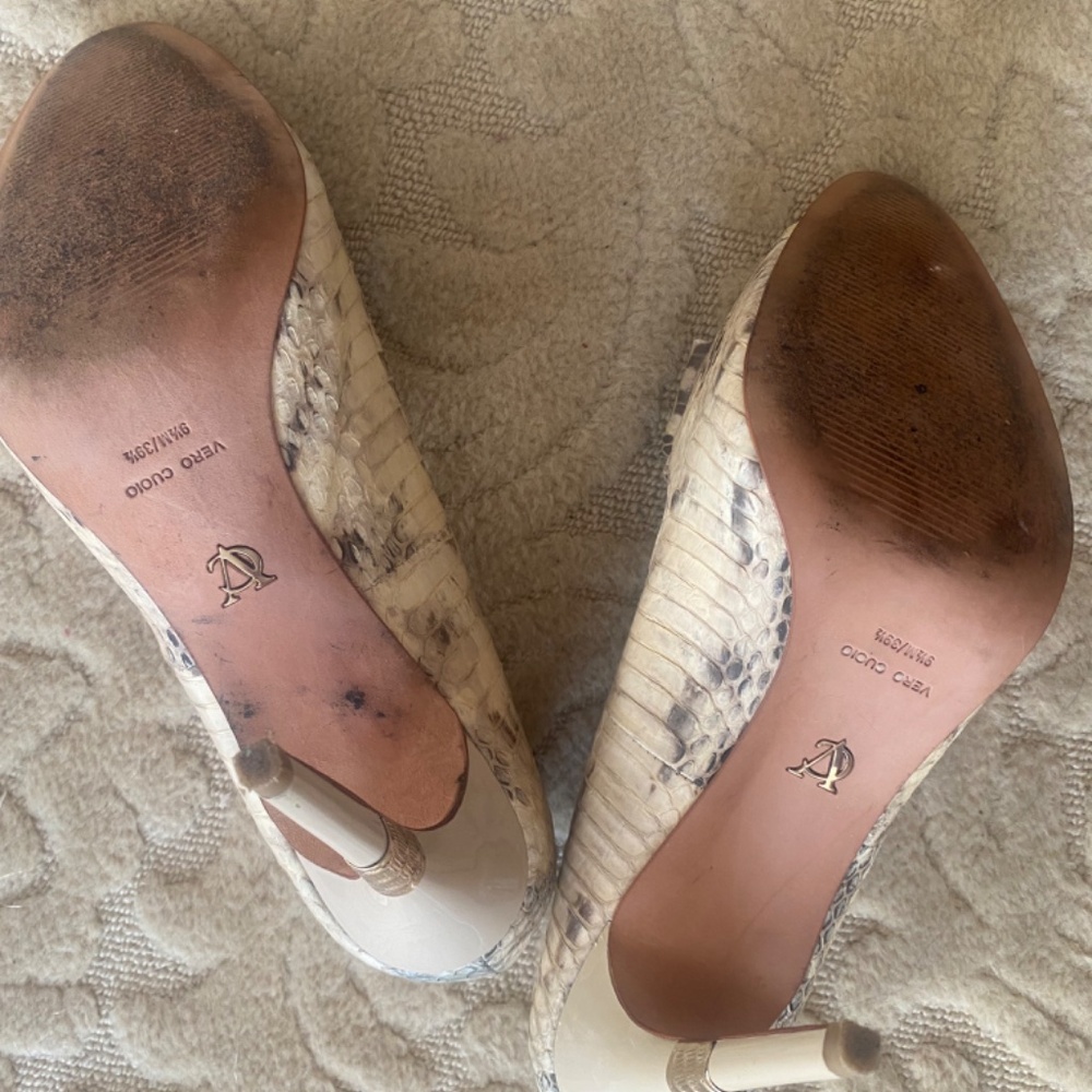 SNAKESKIN PUMP by Vince Camuto  LIKE NEW! 9.5 very chanel looking ! - Picture 5 of 7